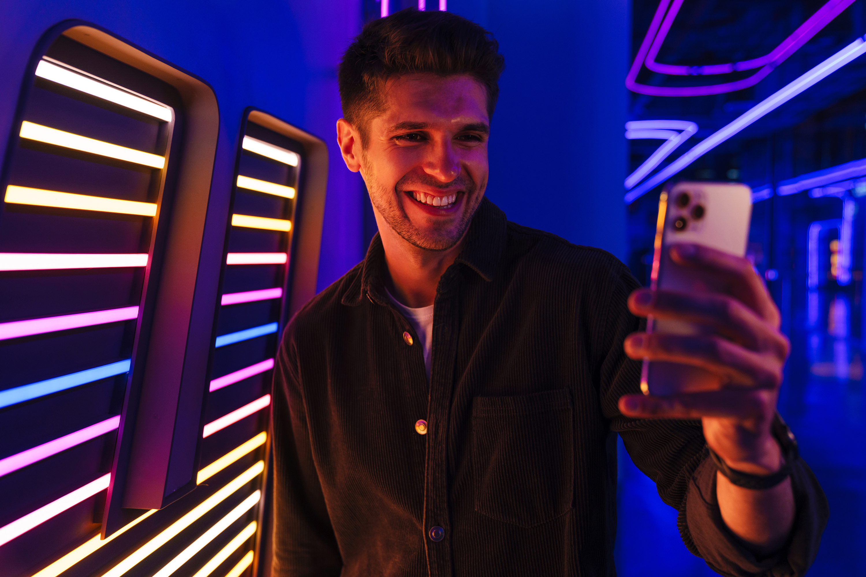 Bullet Train VR 360 VR Experience - Moviegoer Player reading his email Bullet Train VR 360 VR Experience - Moviegoer Player reading his email